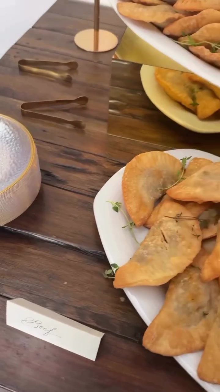 Empanadas doradas servidas en una mesa de madera.